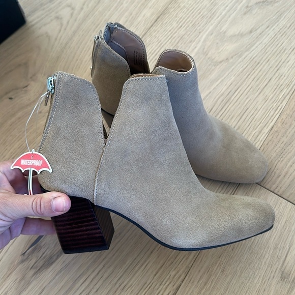 Blondo Stasia Waterproof Bootie (Women)
TAUPE SUEDE, Size 5.5 M nWT - Picture 1 of 4